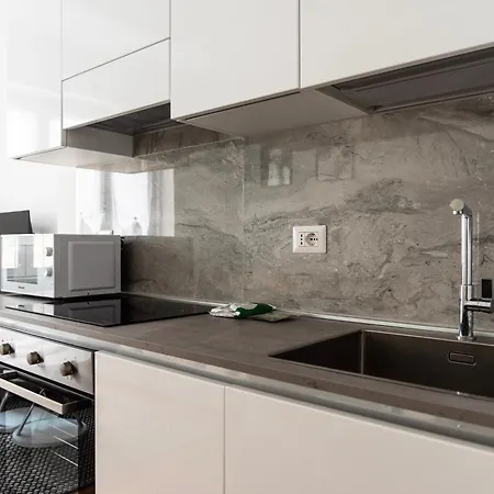 Youhosty - Falcone 7 * Milan